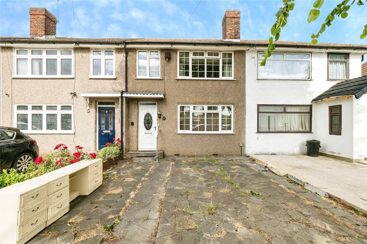 3 bed house for sale — Spring Gardens, Hornchurch, RM12