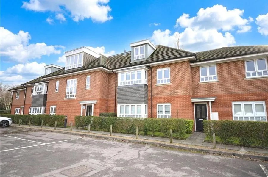 2 bed flat for sale, Beaumaris Parade, Frimley, GU16