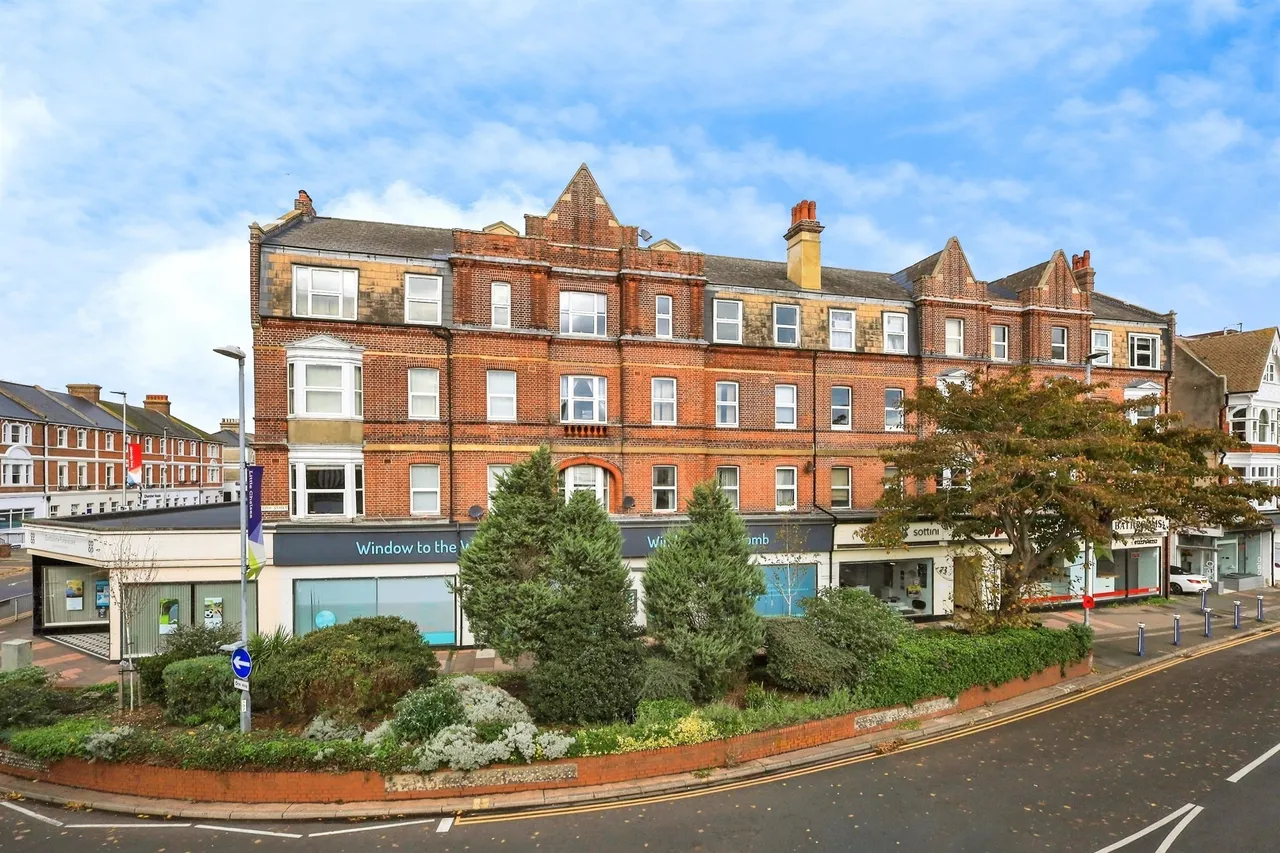 2 bed flat to rent, South Street, Eastbourne, BN21
