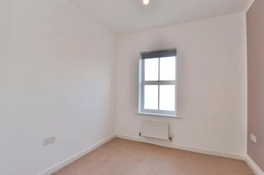 London Road, GL1, photo 5