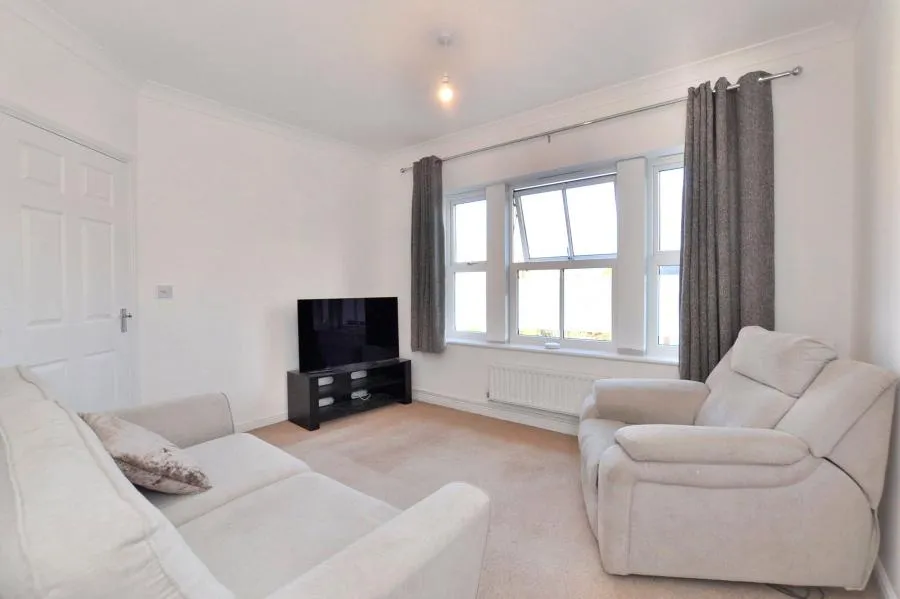 London Road, GL1, photo 2