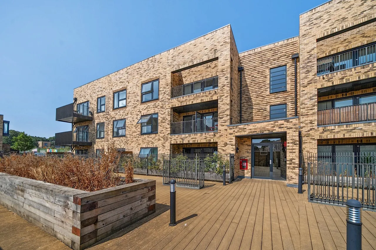 2 bed flat for sale — Adit Road, DA8