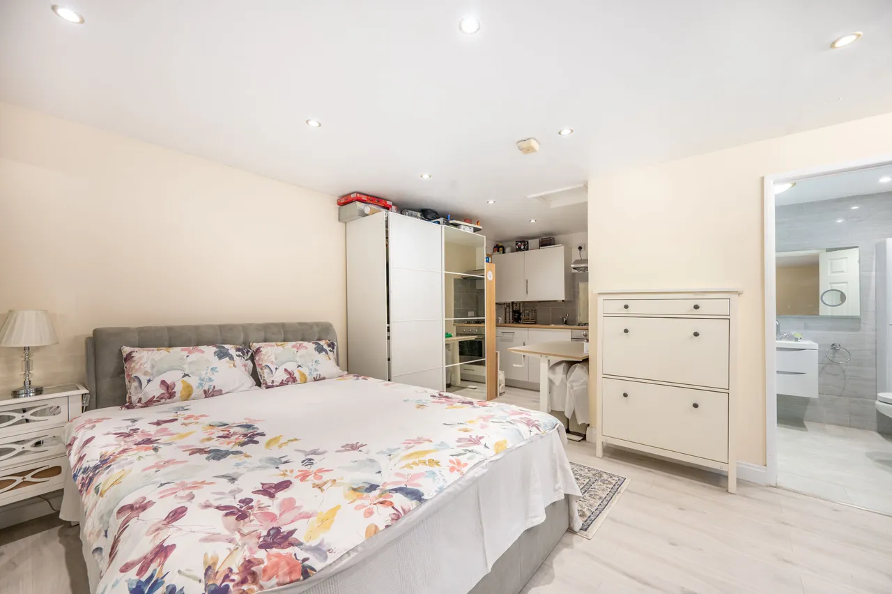Annex, 102 Eastcote Avenue, Greenford, photo 5