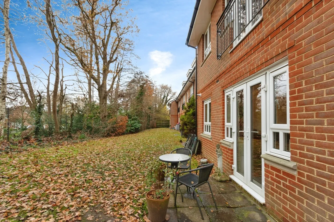 1 bed flat for sale, Balmoral Drive, Camberley, GU16