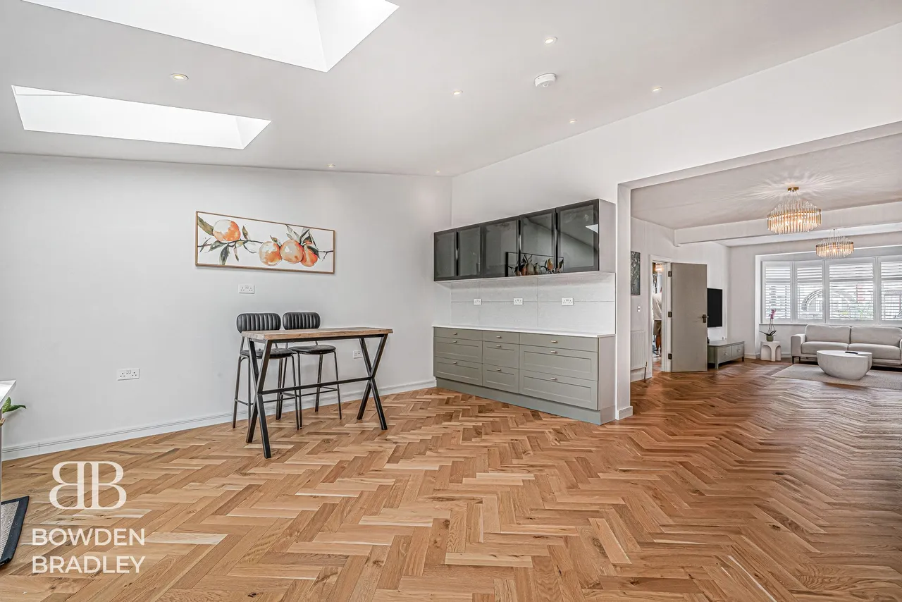Middleton Gardens, Gants Hill, IG2, photo 9