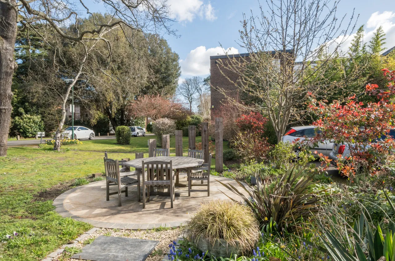 High Point, Weybridge, KT13, photo 24