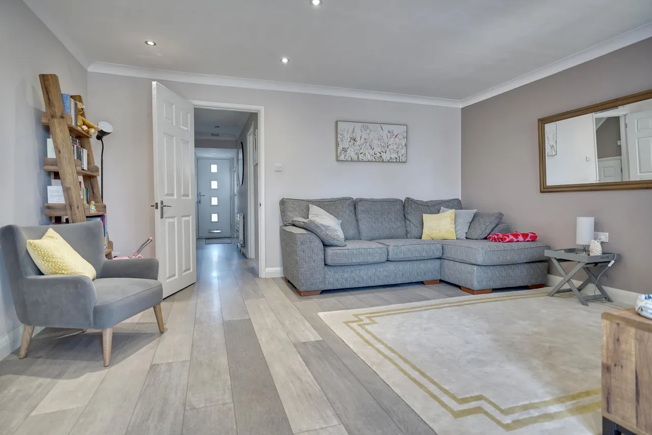 Walnut Tree Crescent, Sawbridgeworth, CM21, photo 4