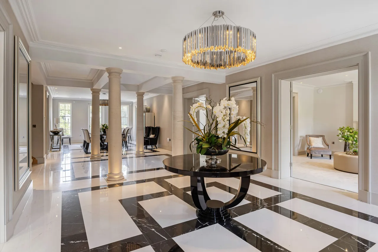 Princes Drive, Oxshott, KT22, photo 2