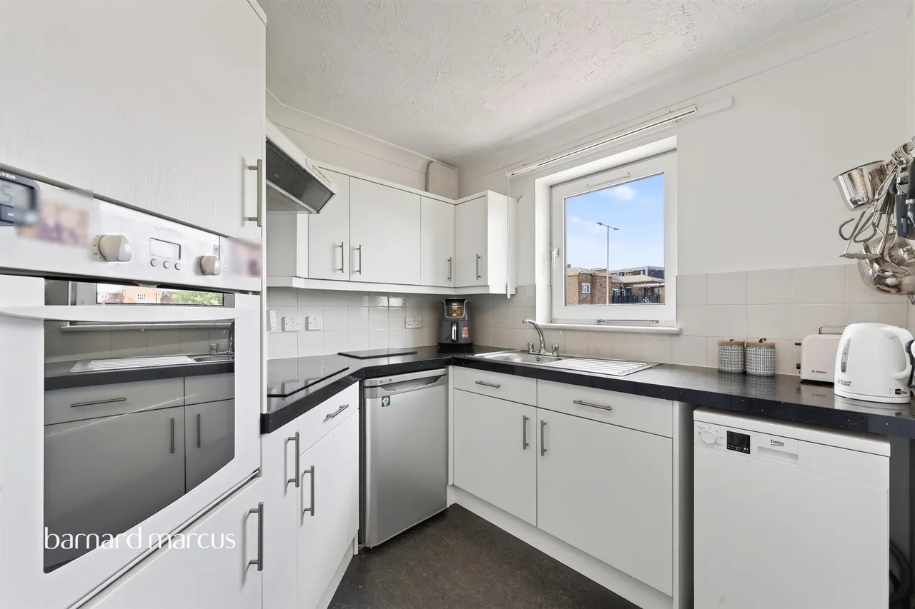 The Grove, Epsom, KT17, photo 3