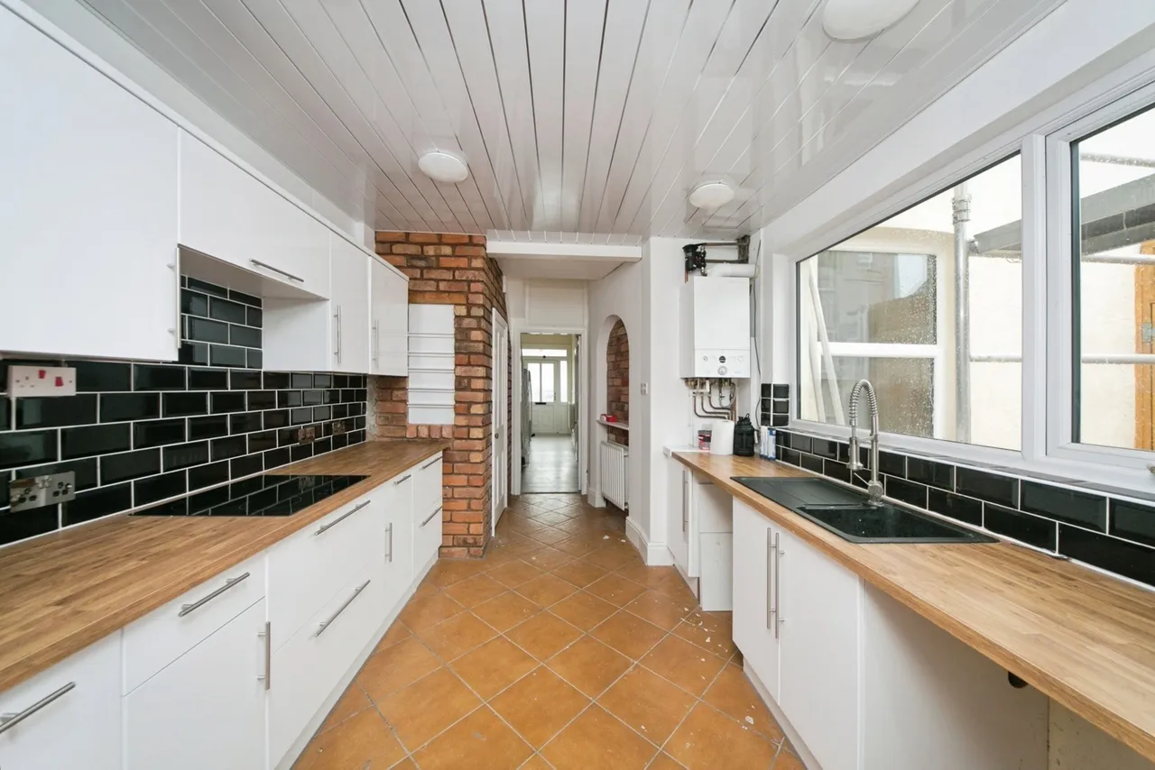 Llewelyn Road, Colwyn Bay, LL29, photo 4