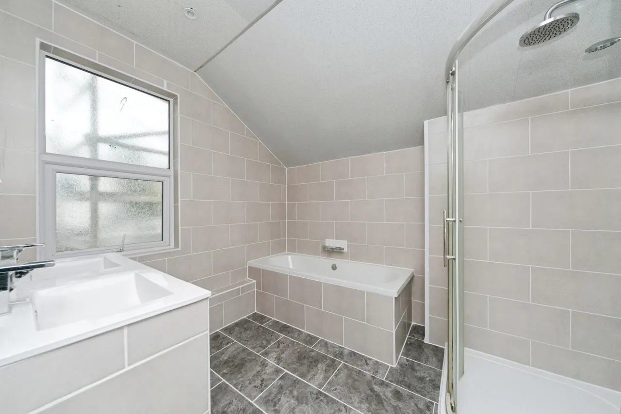Llewelyn Road, Colwyn Bay, LL29, photo 5