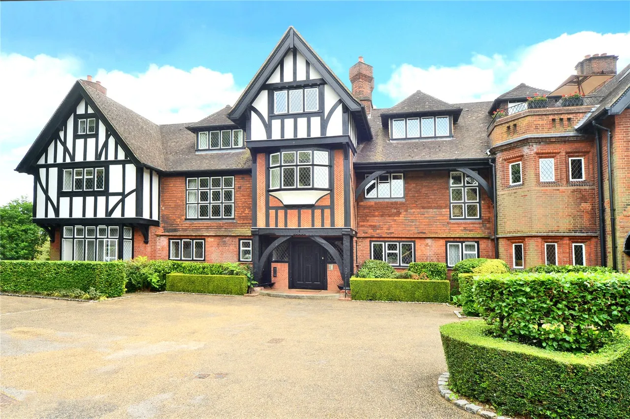 3 bed flat for sale — Holly Hill Park, Holly Hill Drive, Banstead, Surrey, SM7