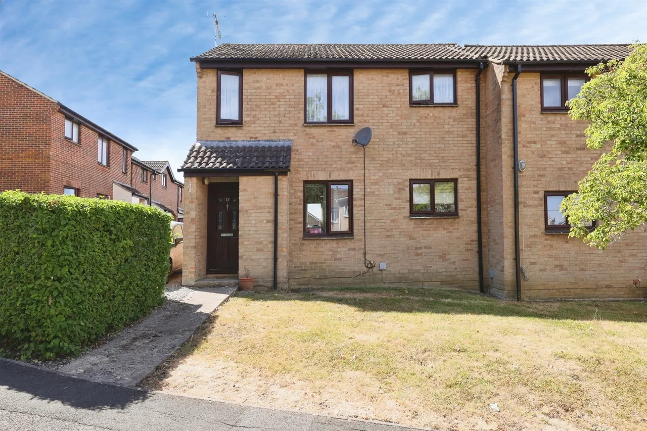1 bed flat for sale — Highgrove Close, Calne