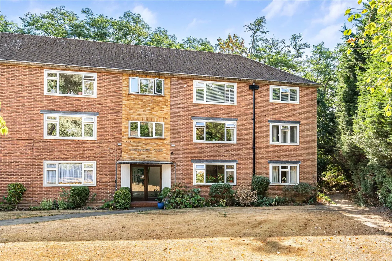 2 bed flat for sale, Trotsworth Court, Virginia Water, GU25