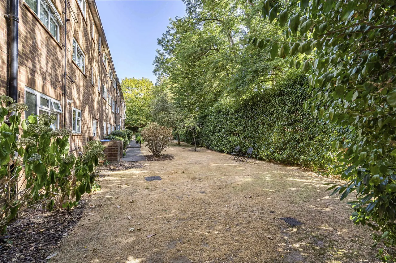 Trotsworth Court, Virginia Water, GU25, photo 5