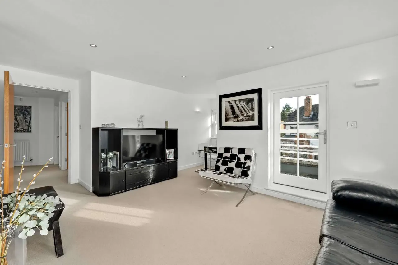 High Street, Esher, Surrey, KT10 9QL, photo 3