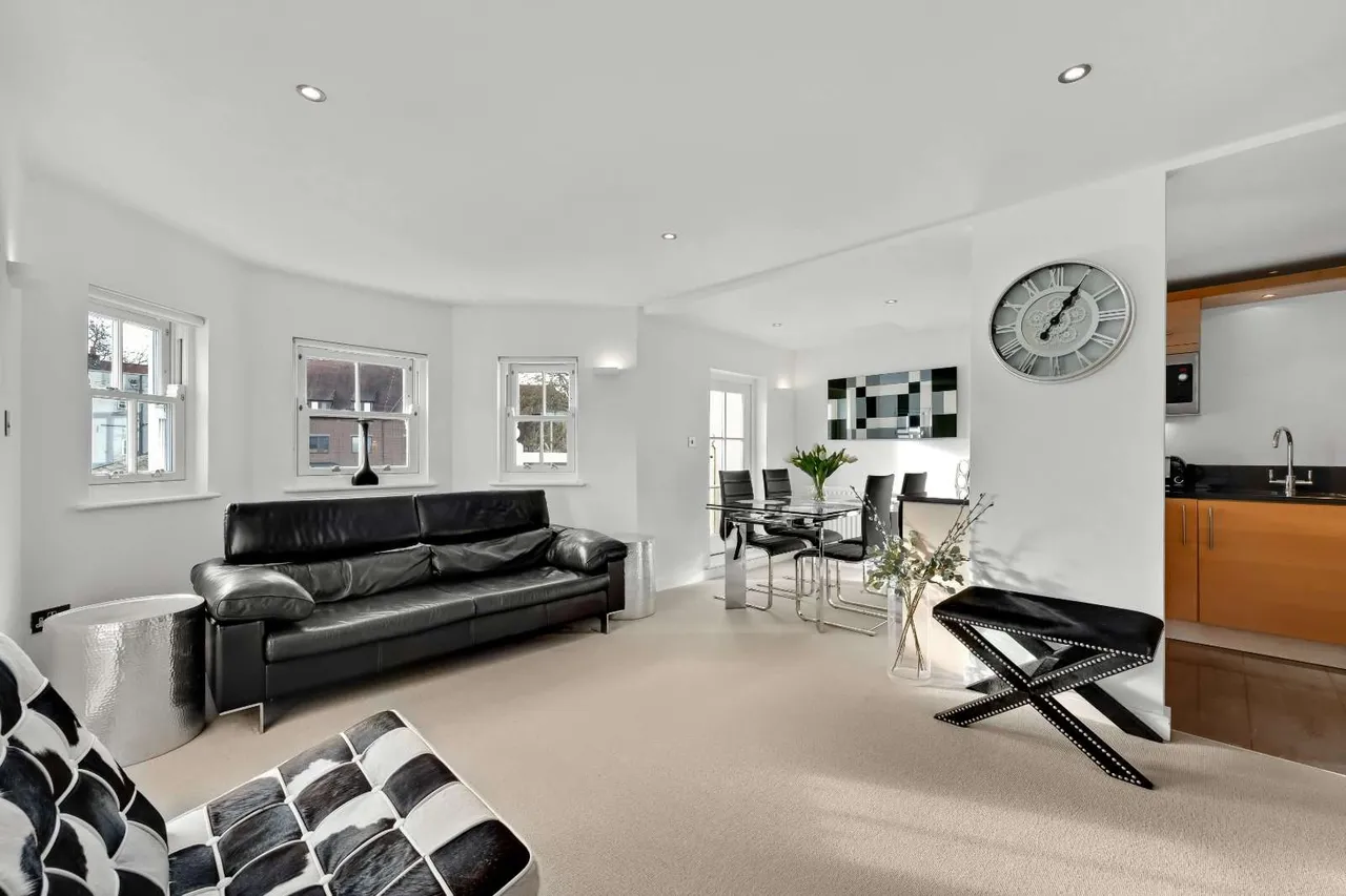 High Street, Esher, Surrey, KT10 9QL, photo 2