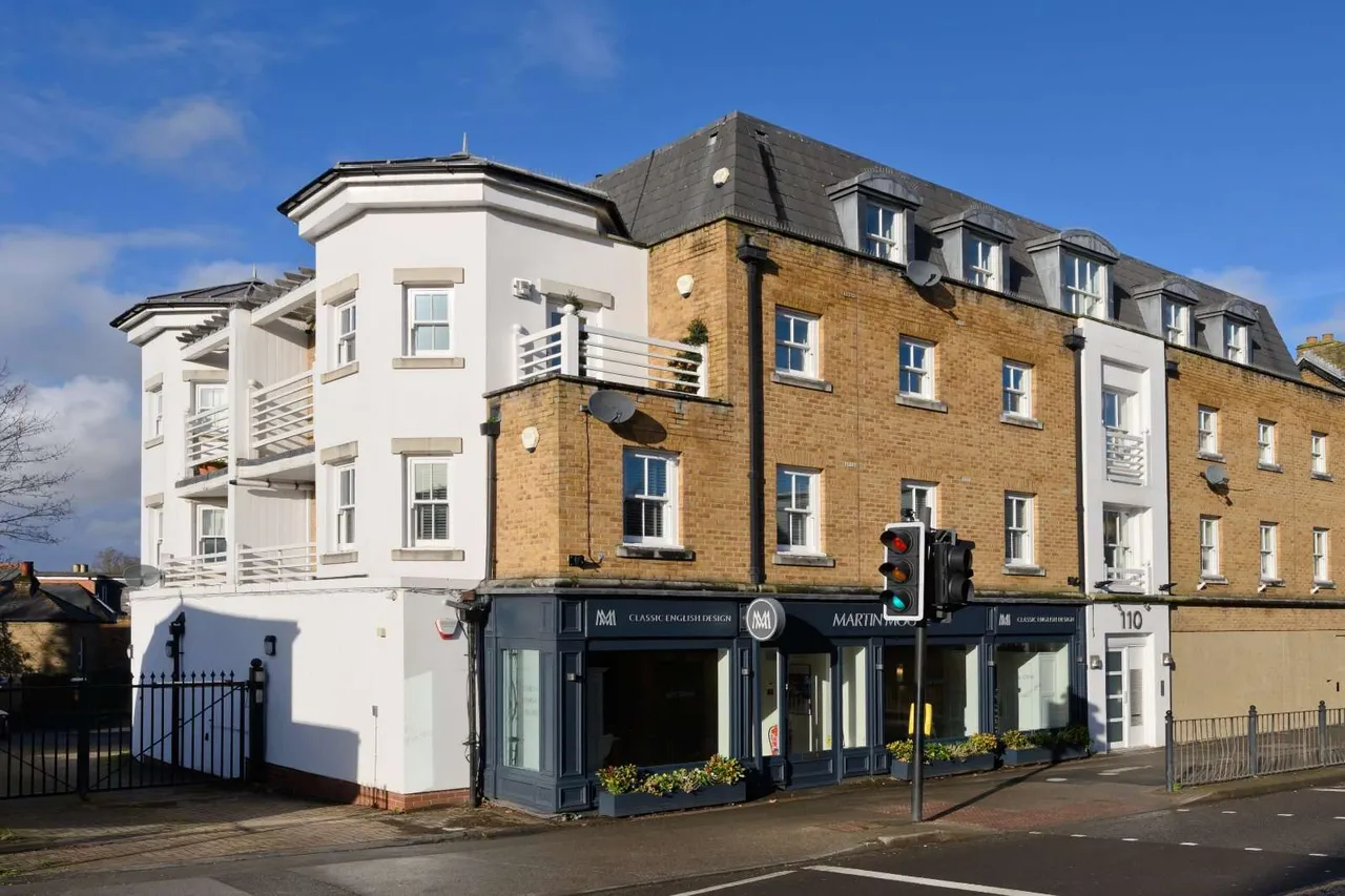 2 bed flat for sale — High Street, Esher, Surrey, KT10 9QL