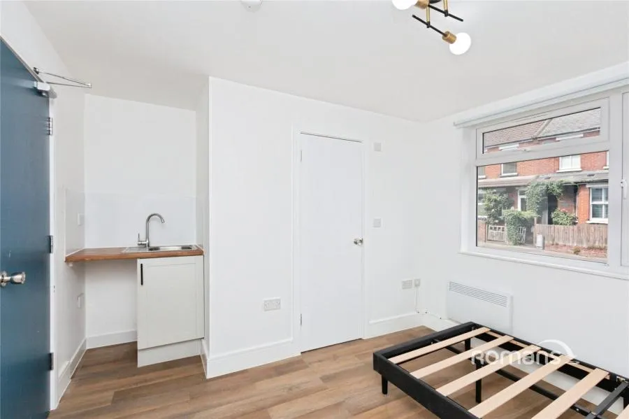 1 bed flat to rent, Ash Road, Aldershot, GU12