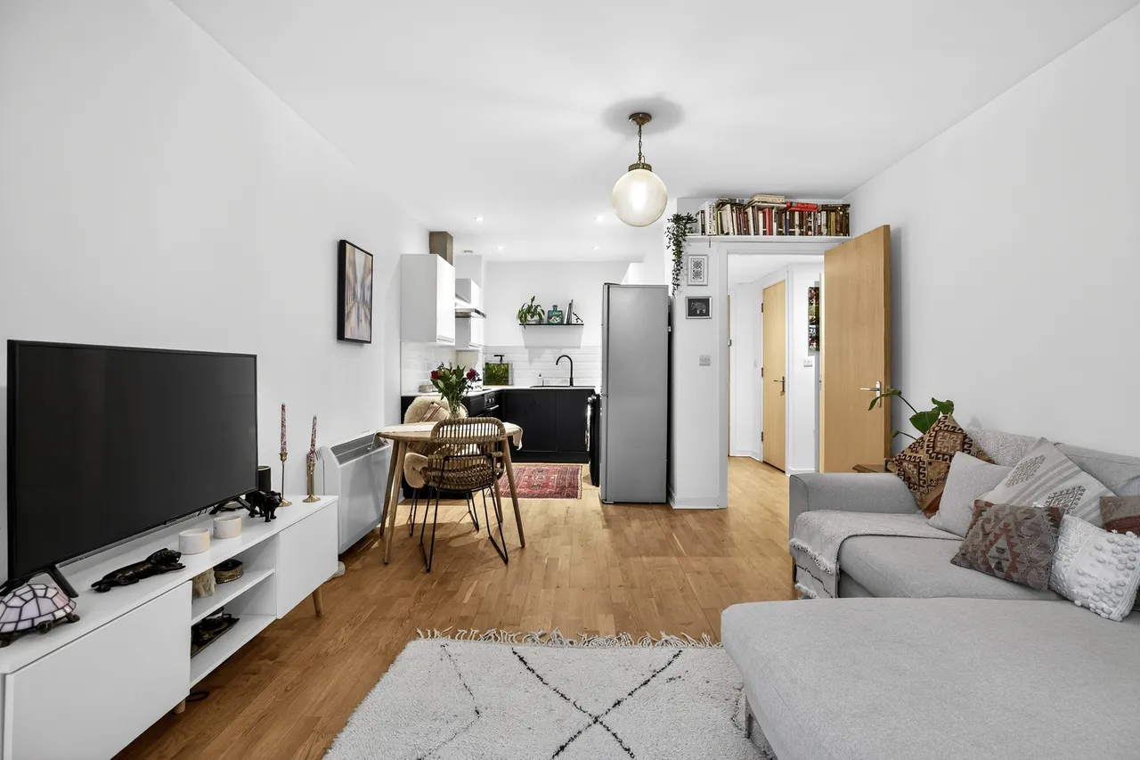 1 bed flat for sale, Queenstown Road, London, SW11