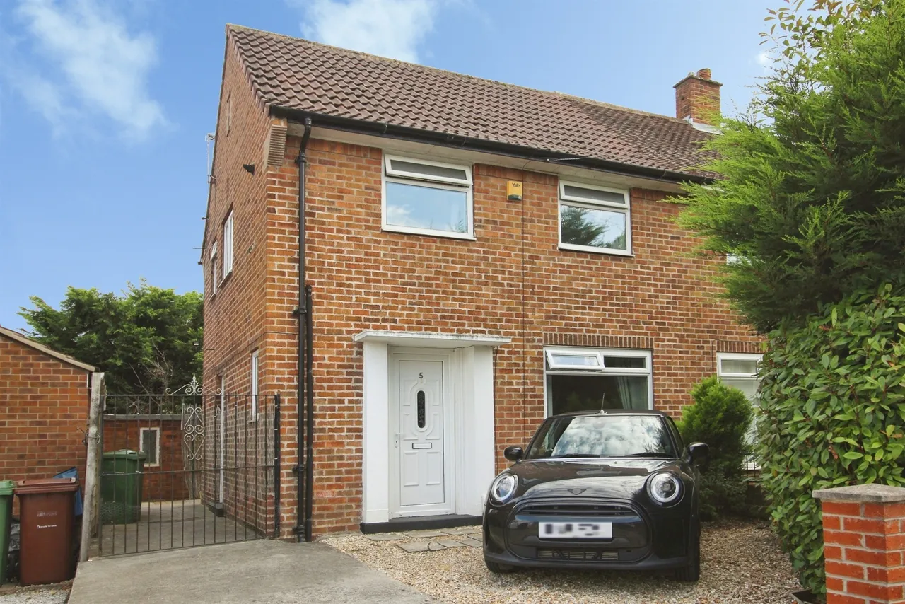 2 bed house for sale — Swarcliffe Green, LEEDS