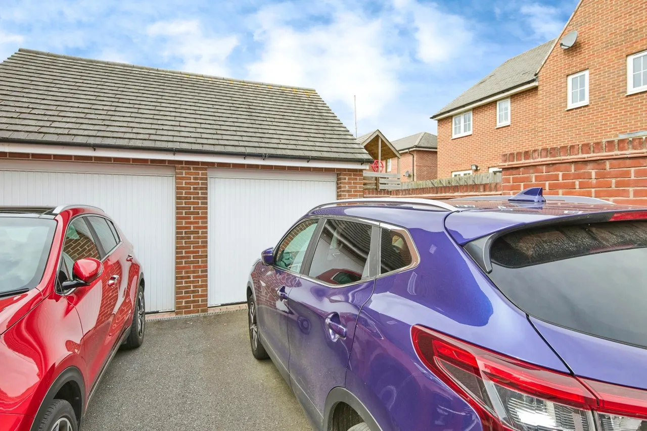 Sunderland Close, Church Gresley, DE11, photo 23