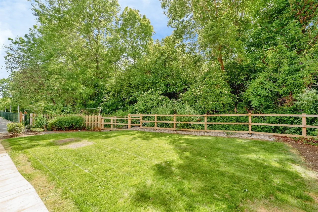 Thornton Side, Redhill, RH1, photo 13