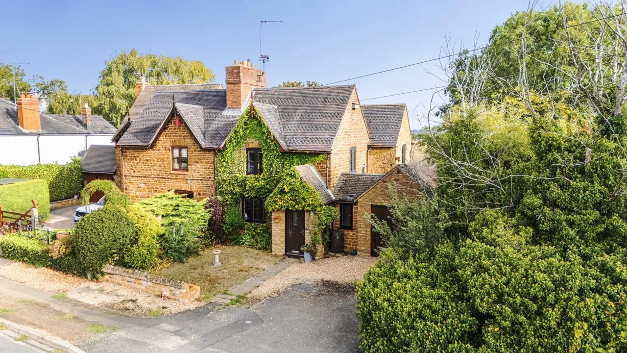 3 bed property for sale, Courteenhall Road, Blisworth, NN7