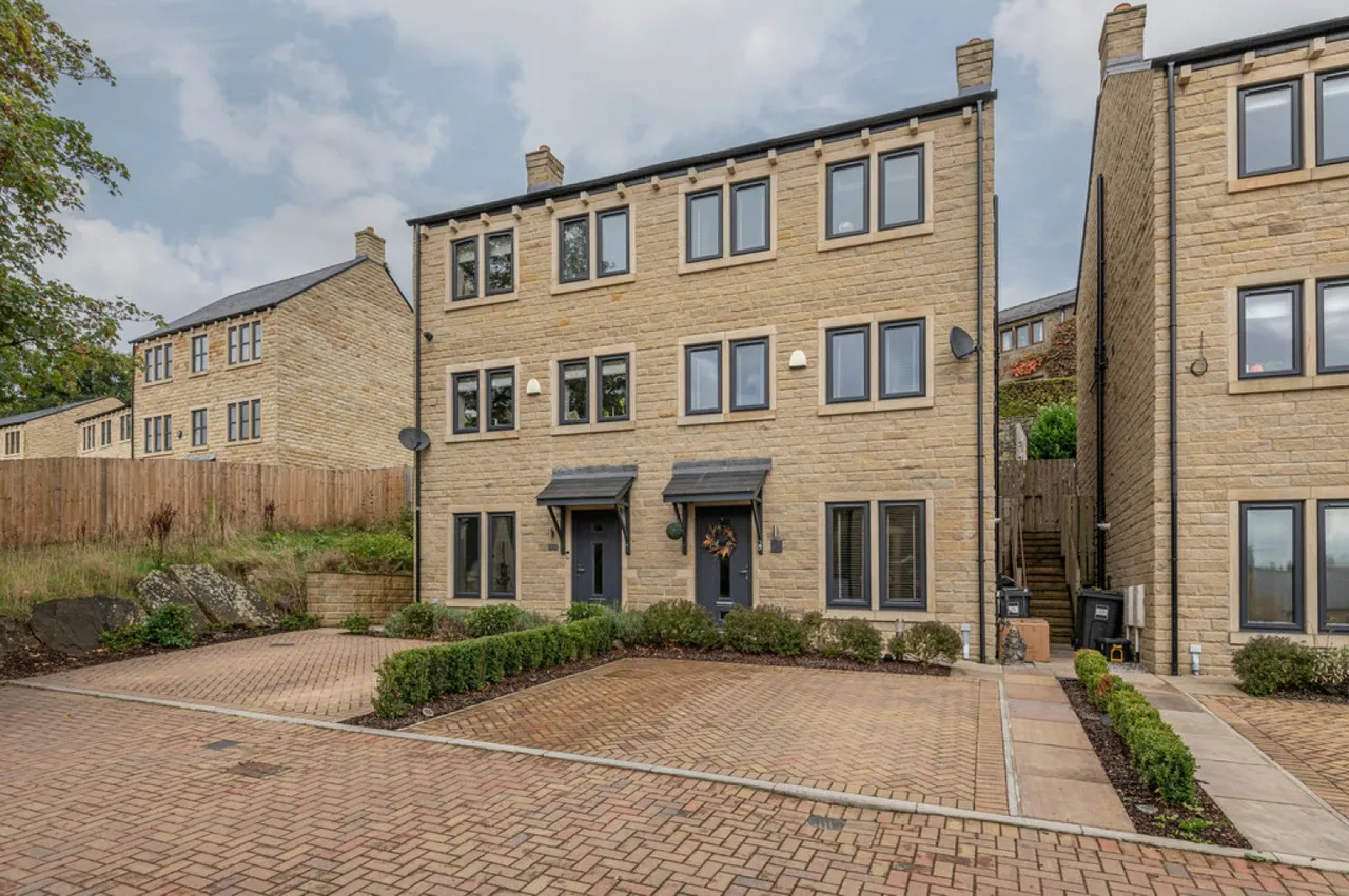 4 bed house for sale — Hillcrest View, Golcar