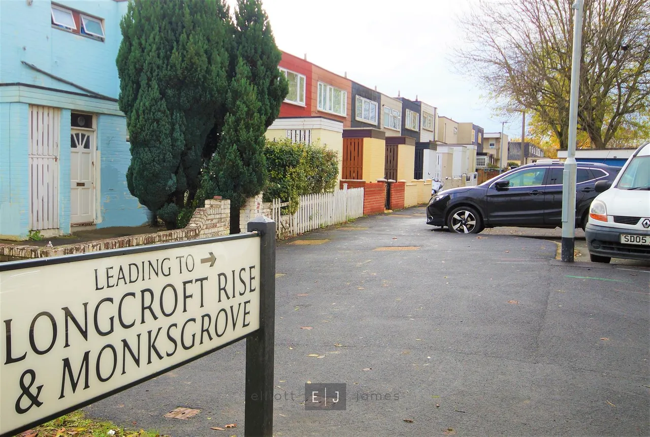 3 bed house to rent, Longcroft Rise, Loughton, IG10