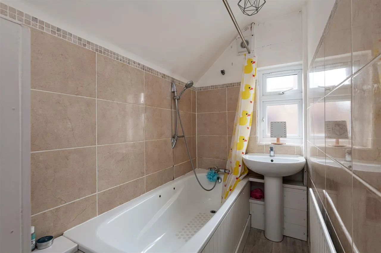 St. Davids Crescent, Gravesend DA12 4AS, photo 8