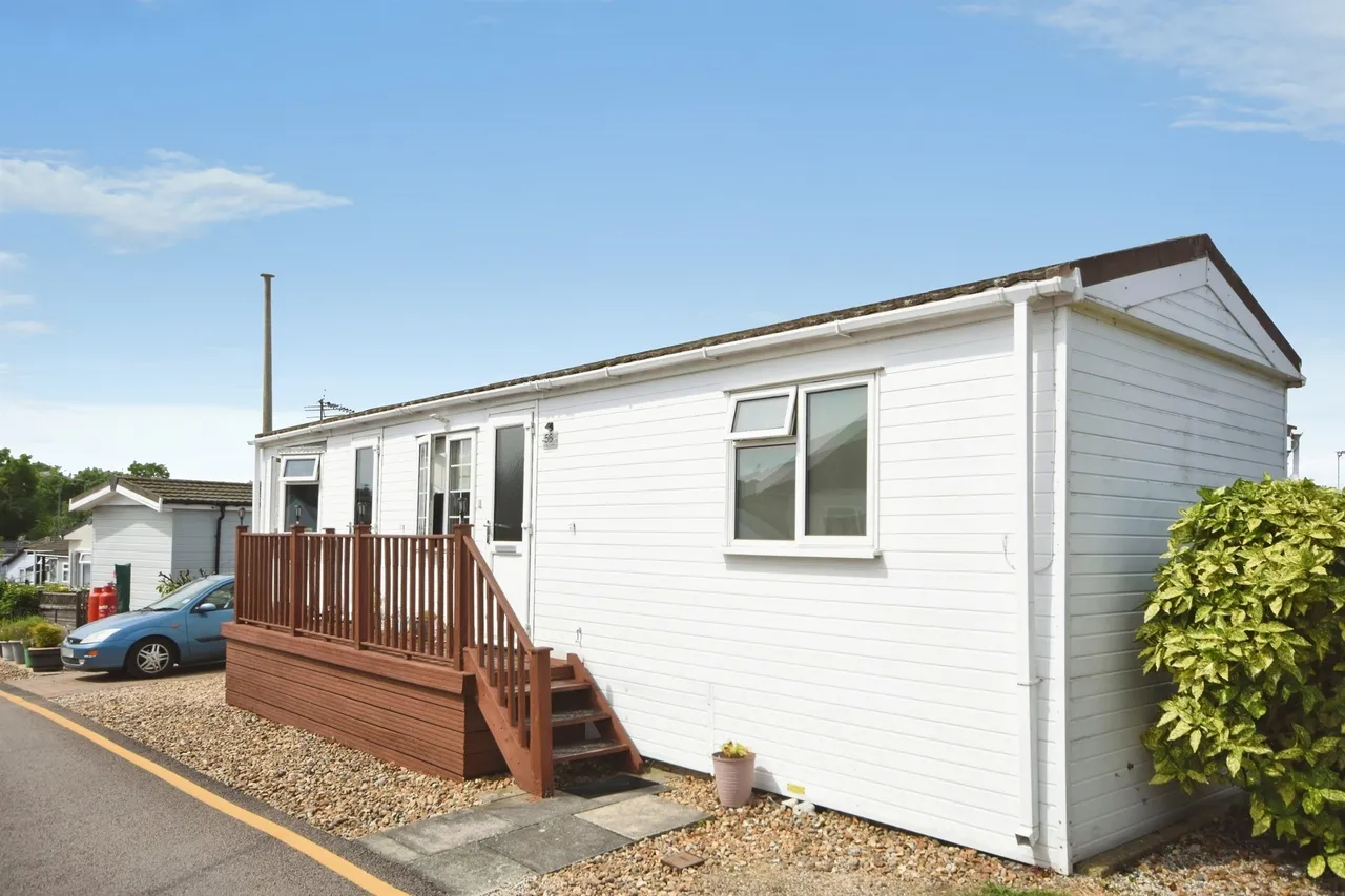1 bed park home for sale, Lower Dunton Road, Dunton, CM13