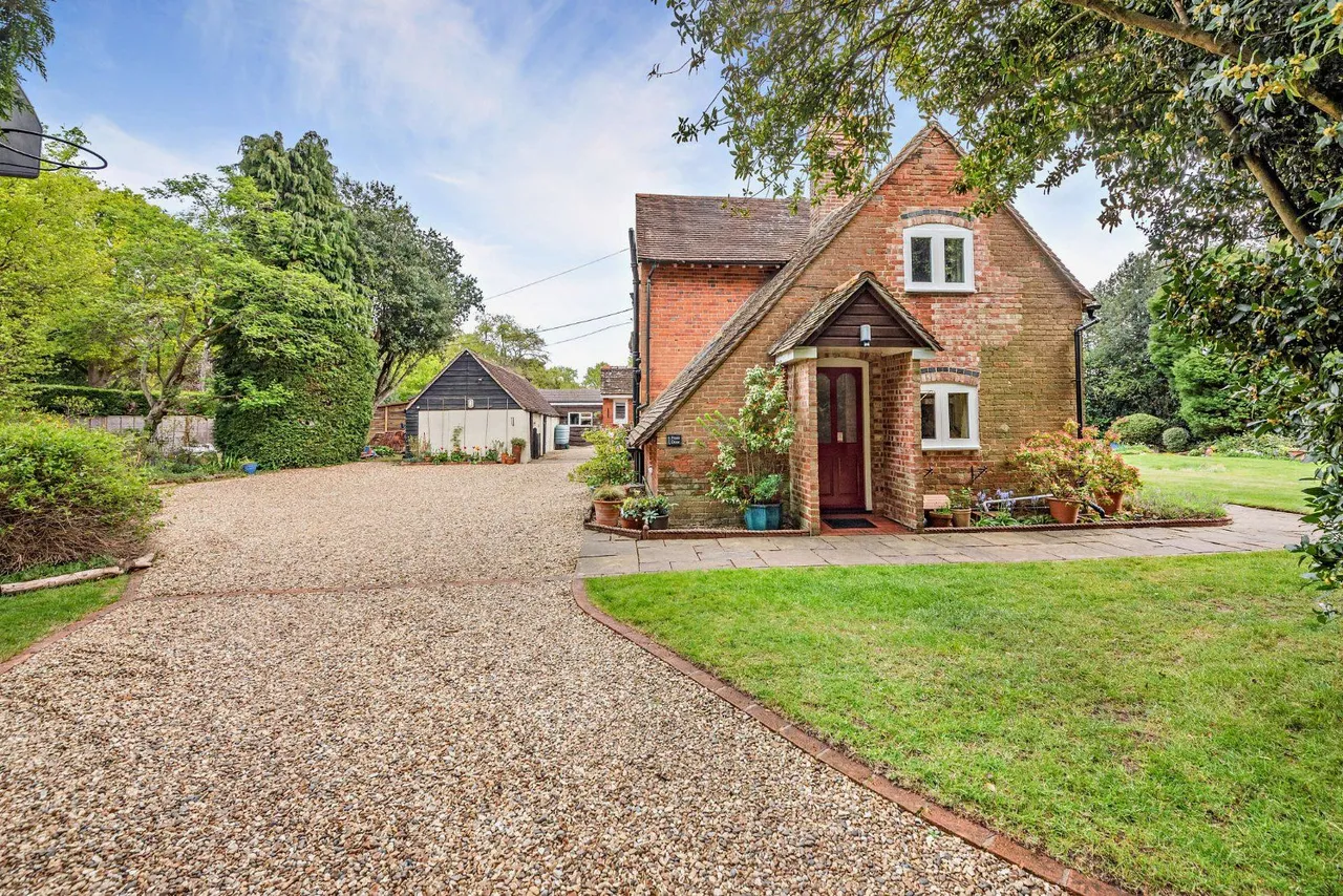 Hermitage Road, Cold Ash, Thatcham, Berkshire, RG18 9JN, photo 2