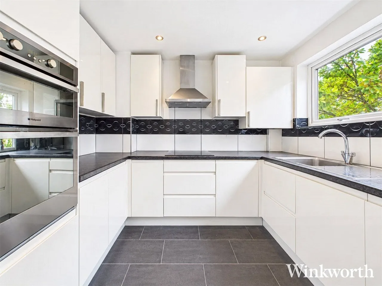 Deena Close, London, W3, photo 2