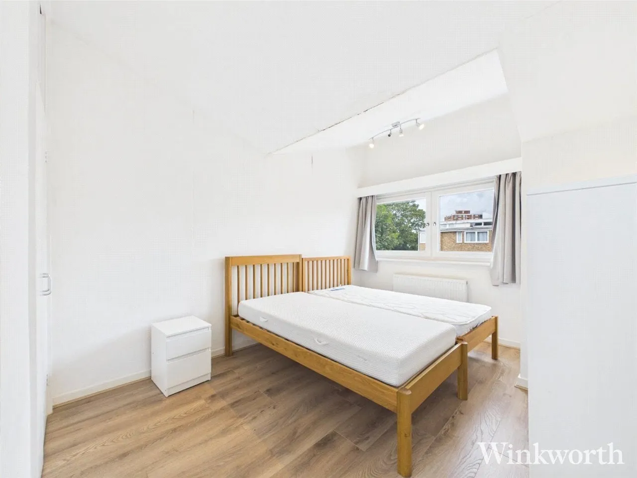 Deena Close, London, W3, photo 4