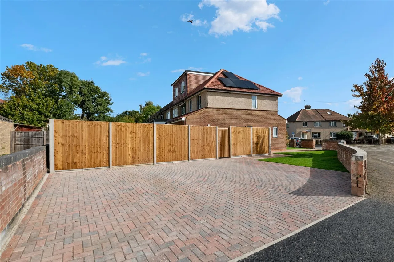 Hayman Crescent, Hayes, photo 3