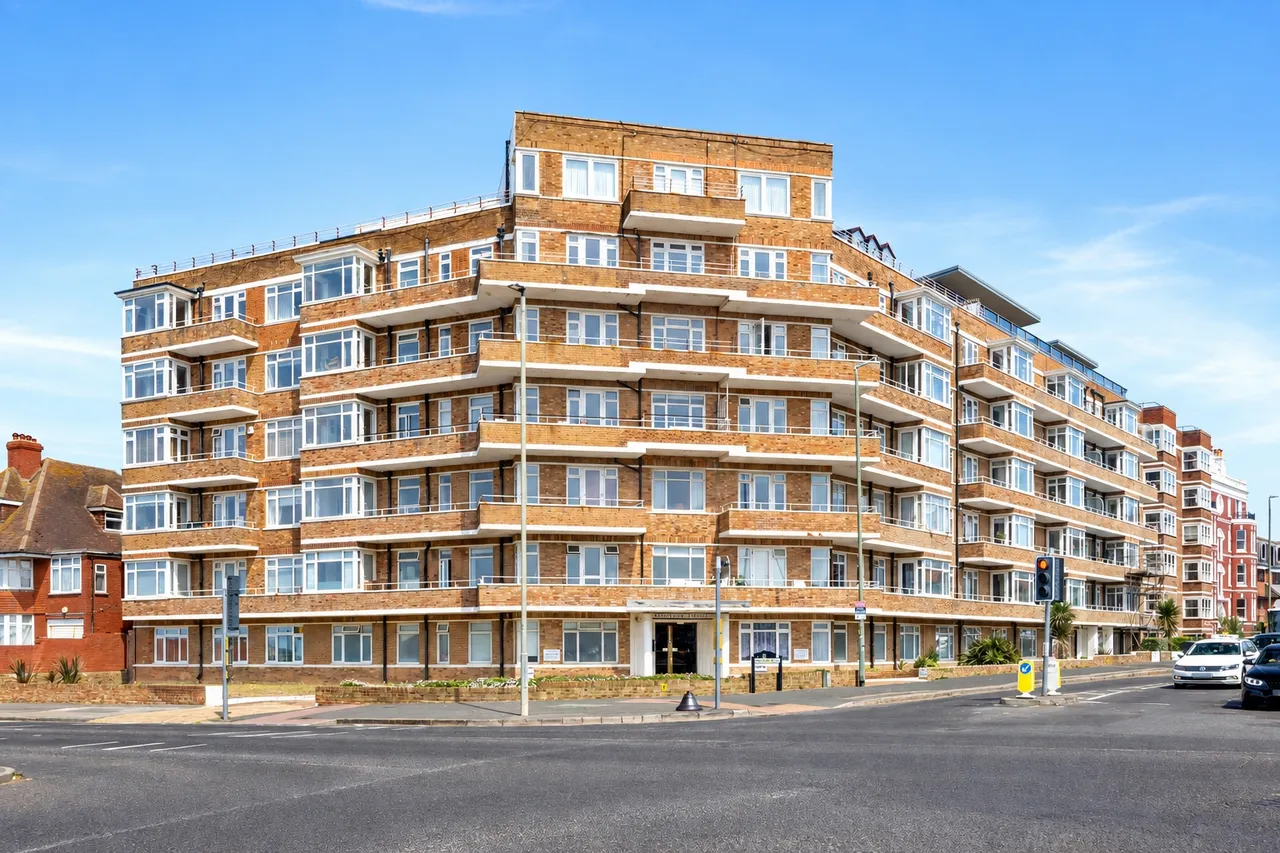 1 bed flat for sale, Kingsway, Hove, BN3
