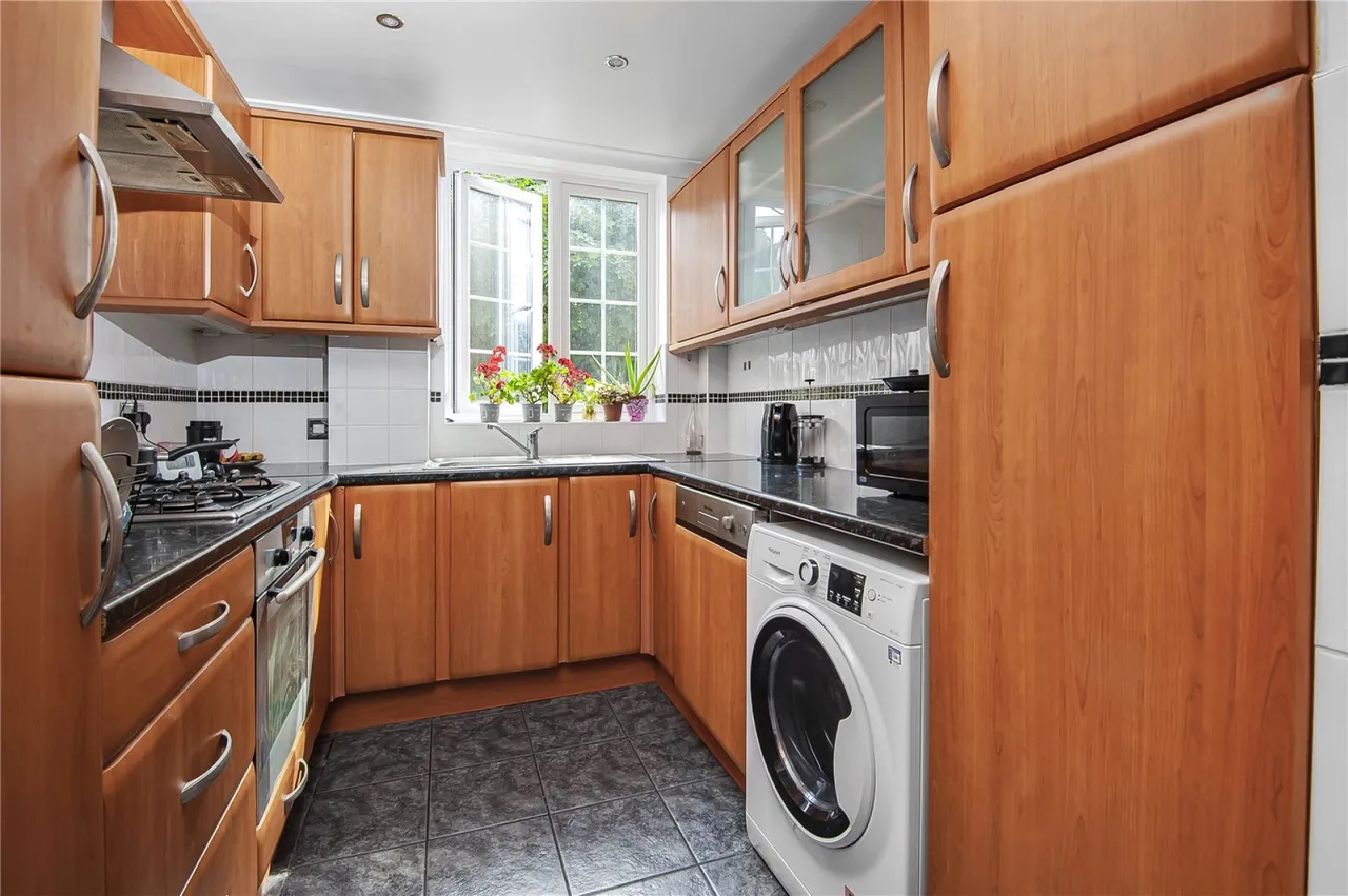 London Court, Frogmore, photo 4