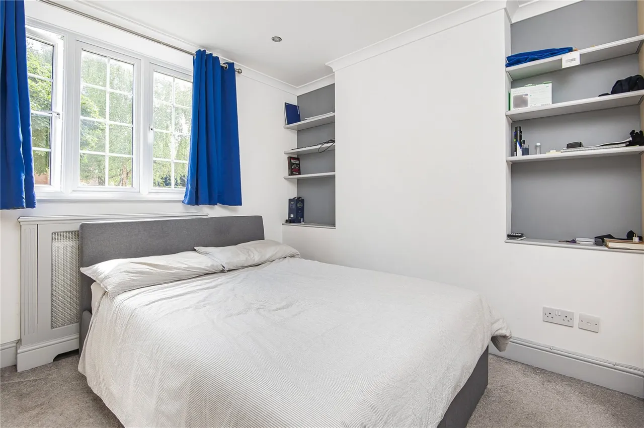 London Court, Frogmore, photo 3