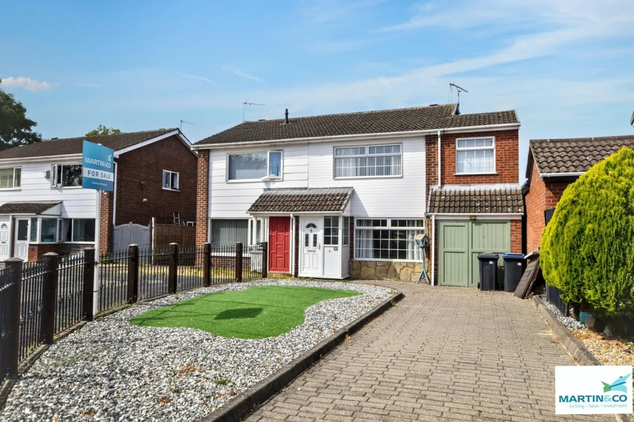 3 bed house for sale — Lochmore Close, Hinckley