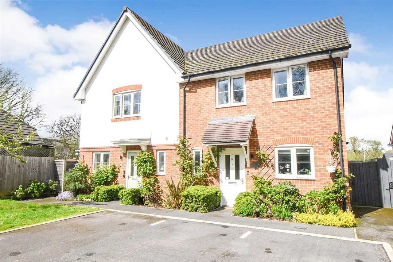 3 bed house for sale — Unwin Close, Hook, Hampshire, RG27 9FL
