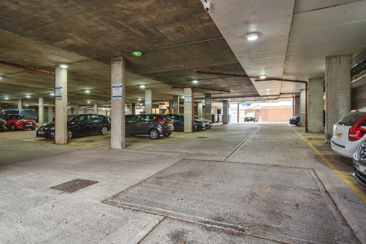 Guildford Street, Chertsey, Surrey, photo 12