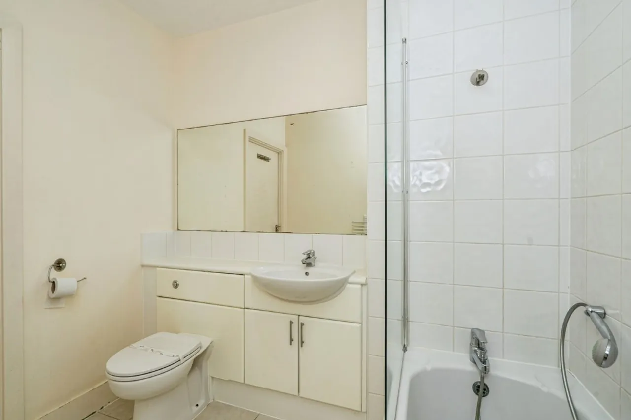 Guildford Street, Chertsey, Surrey, photo 7