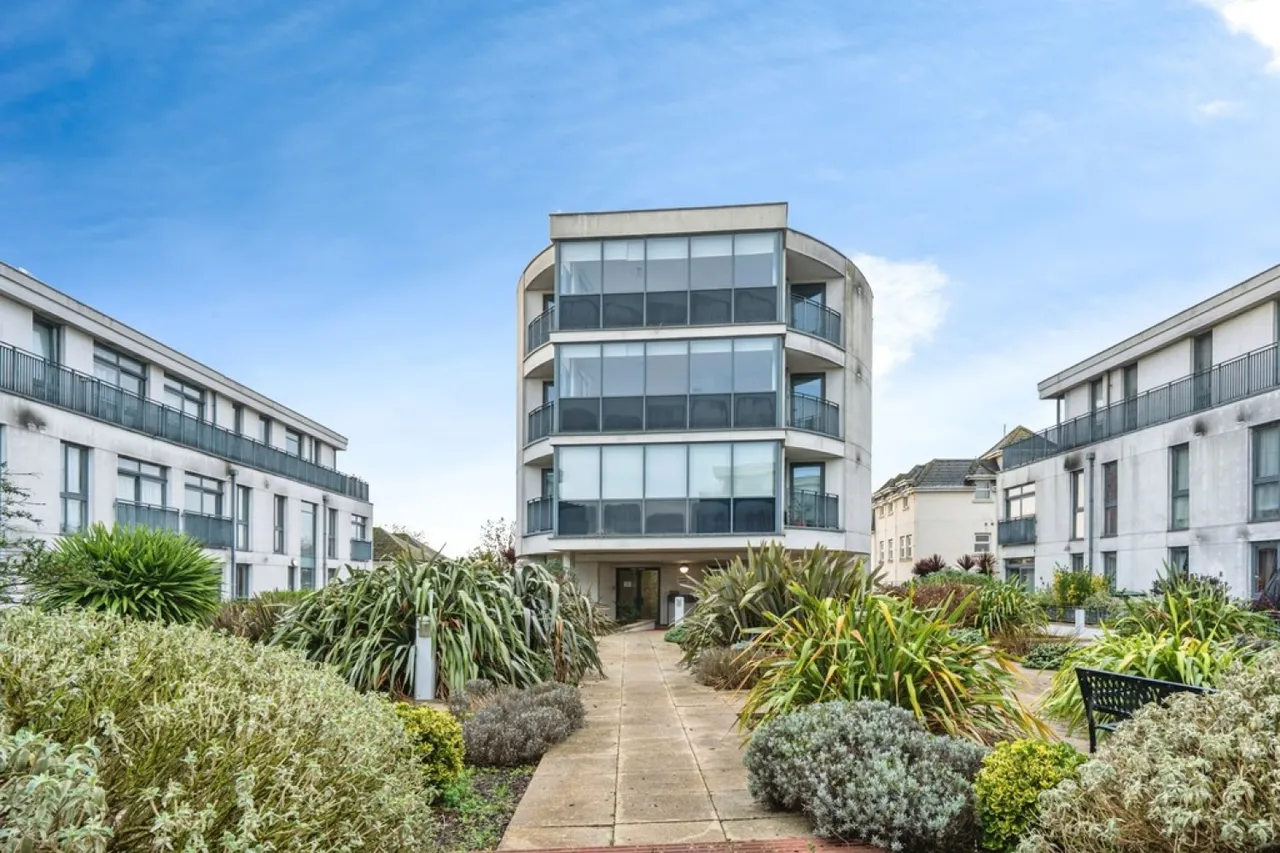 2 bed flat for sale — Guildford Street, Chertsey, Surrey