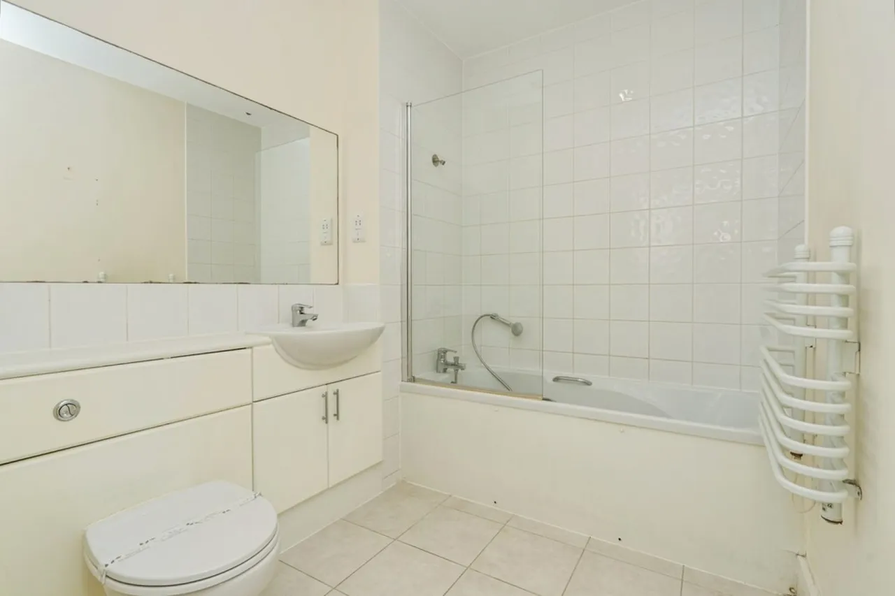 Guildford Street, Chertsey, Surrey, photo 6