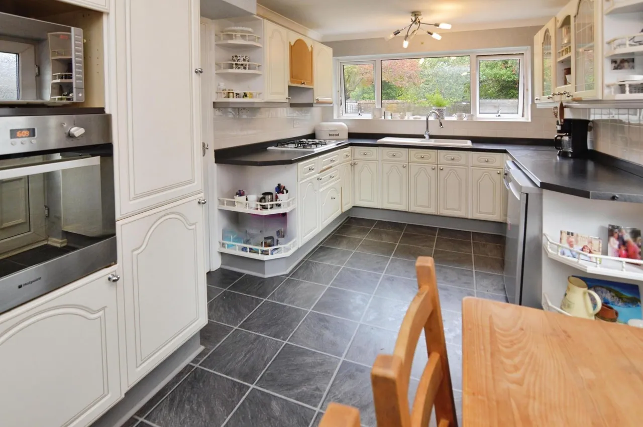 Wellesley Drive, Crowthorne, RG45, photo 3