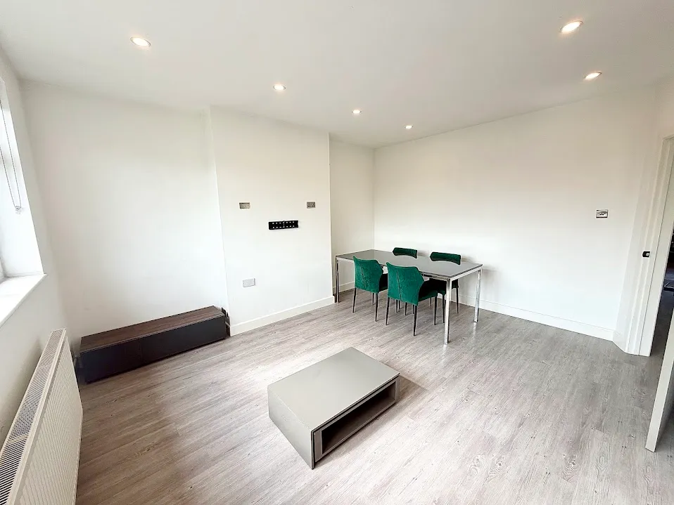 2 bed flat to rent, The Ridgeway, North Harrow, HA2