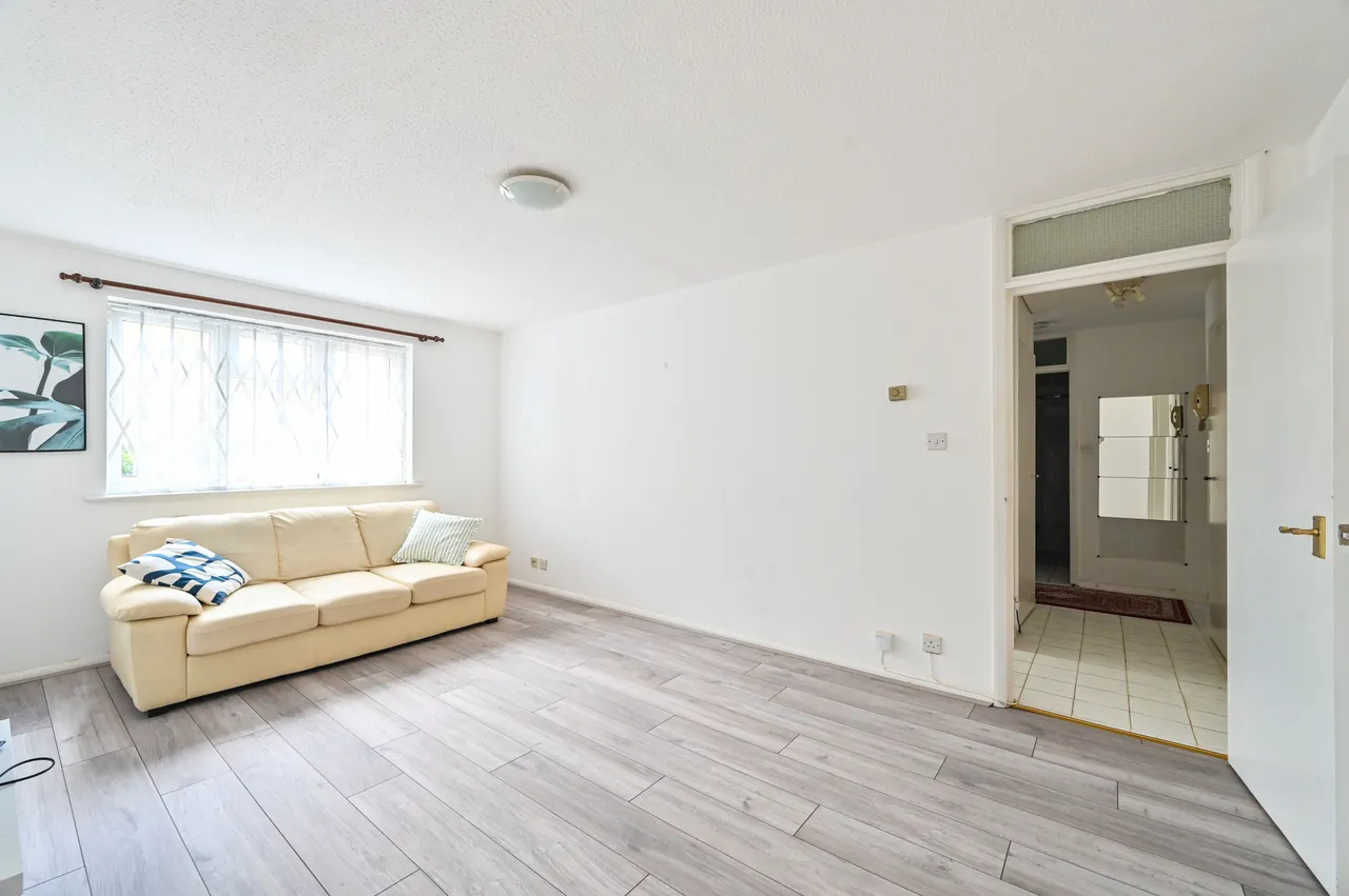 3 Parkside Court, 135 Palmerston Road, London, photo 2