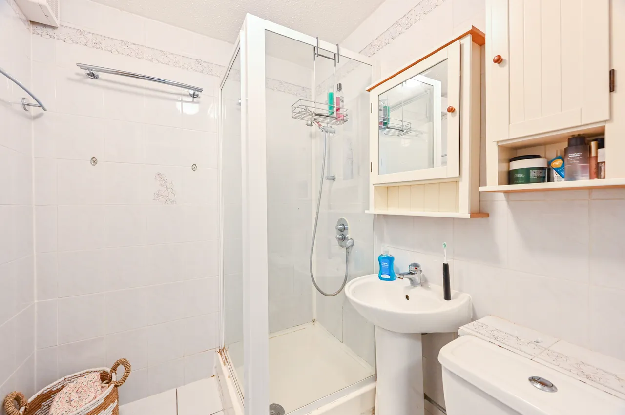 3 Parkside Court, 135 Palmerston Road, London, photo 6