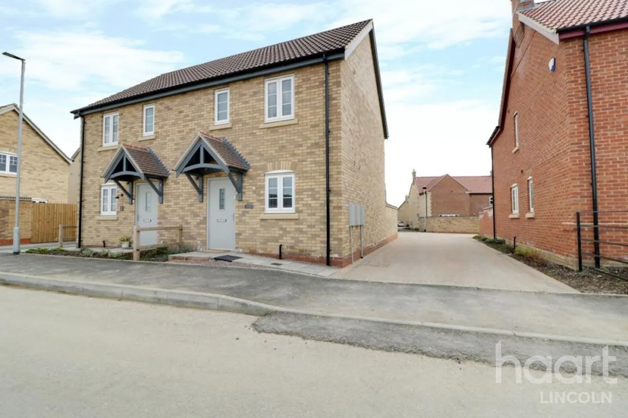 Dixon Place, LN2, photo 2